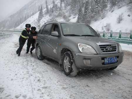 多部門協(xié)同配合鏖戰(zhàn)暴雪 確保伊犁交通暢通無阻