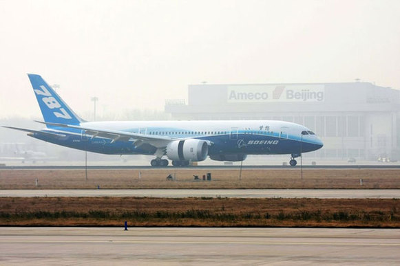 波音787“夢(mèng)想”飛機(jī)飛抵北京