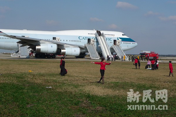 浦東機(jī)場國泰航班疑似起火 乘客緊急逃生3人傷