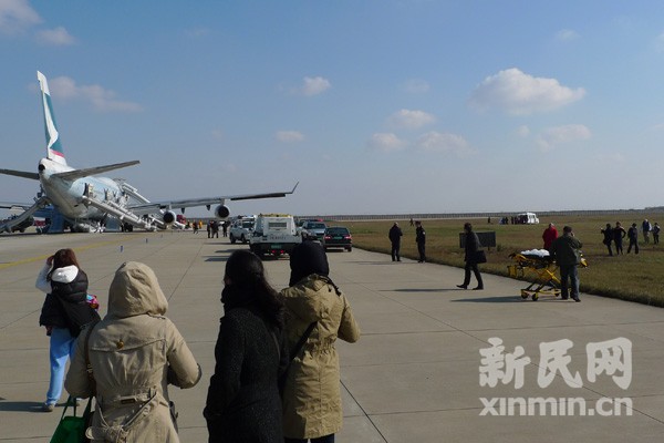 浦東機(jī)場國泰航班疑似起火 乘客緊急逃生3人傷