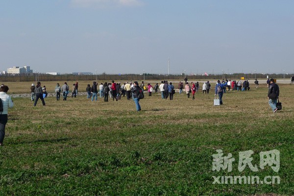 浦東機場國泰航班疑似起火 乘客緊急逃生3人傷