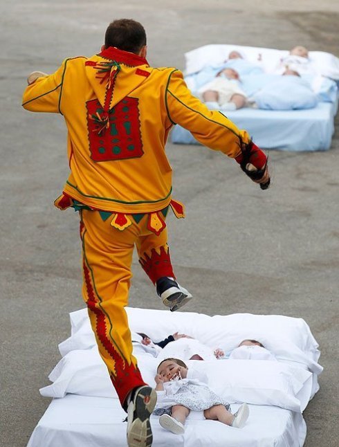 實(shí)拍西班牙跨嬰驅(qū)魔的怪異節(jié)日！