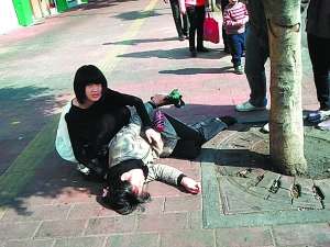 少女當(dāng)街救人，關(guān)保時(shí)捷啥事？
