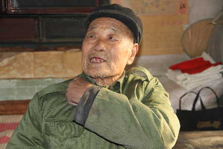 87歲老兵一腔熱血守護(hù)英靈30余載（組圖）