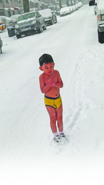 “鷹爸”暴雪中訓練兒子 4歲裸跑弟視頻爆紅網(wǎng)絡