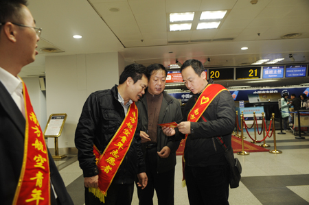 海南迎來春運(yùn)第二輪高峰 志愿者協(xié)助旅客登機(jī)