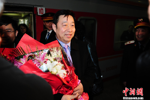 首批京外全國(guó)政協(xié)委員乘火車抵京