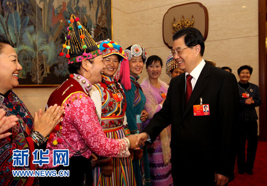 讓七彩土地上各族人民過(guò)上更加幸福美好生活——胡錦濤總書記參加十一屆全國(guó)人大五次會(huì)議云南代表團(tuán)審議側(cè)記