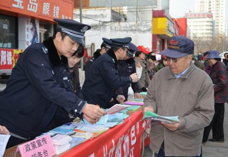 奎屯民警走上街頭開(kāi)展“四防”宣傳活動(dòng)。