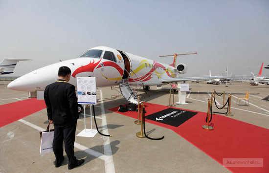 成龍私人飛機(jī)亮相2012亞洲公務(wù)航空展 價(jià)值2億人民幣