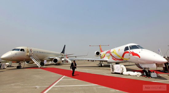 成龍私人飛機(jī)亮相2012亞洲公務(wù)航空展 價值2億人民幣