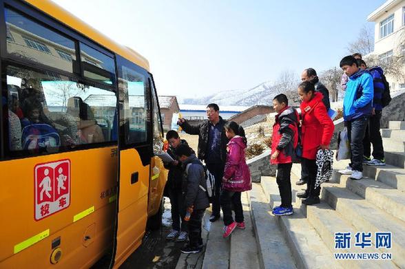校車安全條例草案獲原則通過 賦予校車優(yōu)先權(quán)