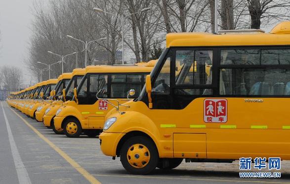 校車(chē)安全條例草案獲原則通過(guò) 賦予校車(chē)優(yōu)先權(quán)