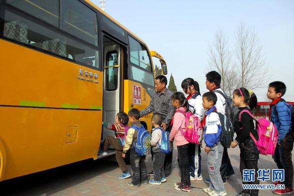 校車安全條例草案獲原則通過 賦予校車優(yōu)先權(quán)