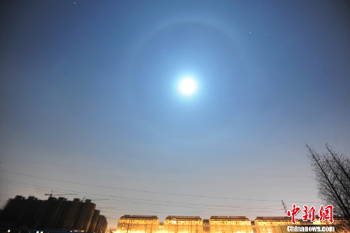 揚州夜空現(xiàn)罕見“月暈”奇觀
