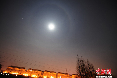 揚(yáng)州夜空現(xiàn)罕見“月暈”奇觀