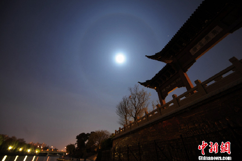 揚州夜空現(xiàn)罕見“月暈”奇觀