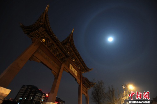 揚(yáng)州夜空現(xiàn)罕見“月暈”奇觀