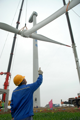 安徽高郵湖畔成功安裝首臺風力發(fā)電機