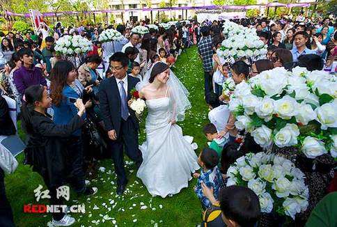 湖南首屆網(wǎng)絡(luò)婚博會：20對新人集體步入婚姻殿堂(圖)