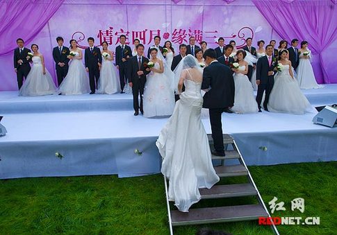 湖南首屆網(wǎng)絡(luò)婚博會：20對新人集體步入婚姻殿堂(圖)