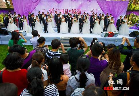 湖南首屆網(wǎng)絡(luò)婚博會：20對新人集體步入婚姻殿堂(圖)