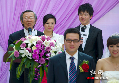 湖南首屆網(wǎng)絡(luò)婚博會：20對新人集體步入婚姻殿堂(圖)