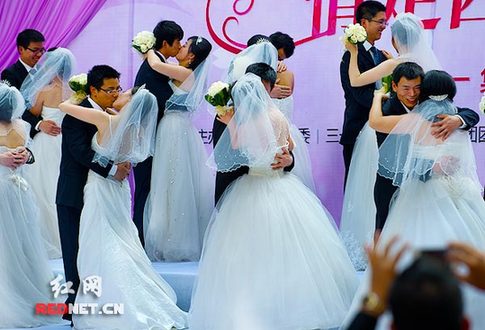 湖南首屆網(wǎng)絡(luò)婚博會：20對新人集體步入婚姻殿堂(圖)