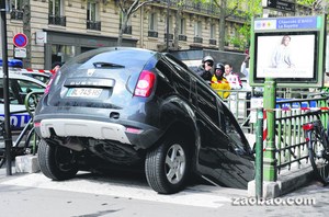 法國(guó)男子停車鬧烏龍 駕車開(kāi)進(jìn)地鐵口(圖)