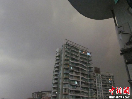 廣州再遭強(qiáng)雷暴雨襲擊 白晝?nèi)缫? style=
