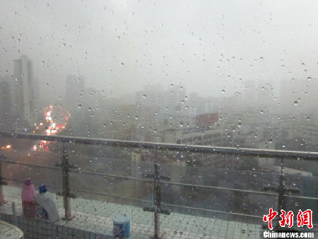 廣州再遭強雷暴雨襲擊 白晝?nèi)缫? style=