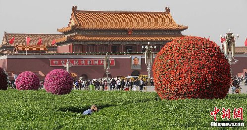 天安門(mén)廣場(chǎng)“五一”花壇正式亮相