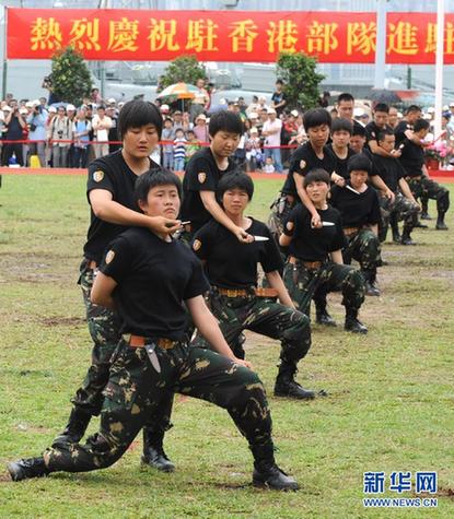 駐港部隊(duì)開放軍營(yíng)與市民共慶“五一”
