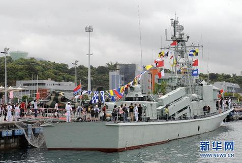 駐港部隊(duì)開(kāi)放軍營(yíng)與市民共慶“五一”