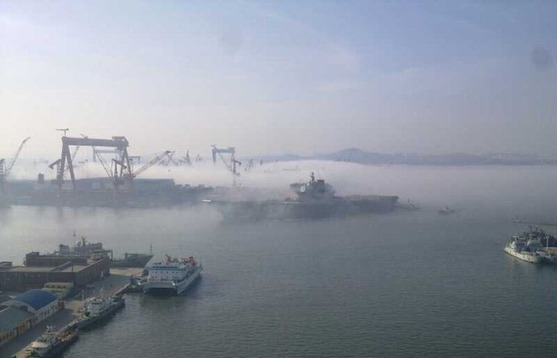 中國(guó)航母平臺(tái)完成11天海試 霧中歸航
