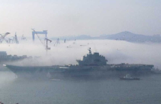 中國航母平臺完成11天海試 霧中歸航