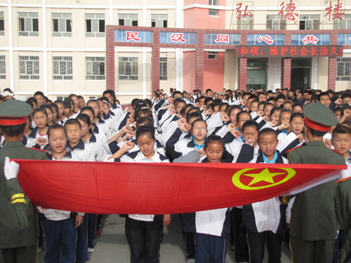 和碩一中舉行新團(tuán)員集體入團(tuán)暨十八歲成人宣誓儀式