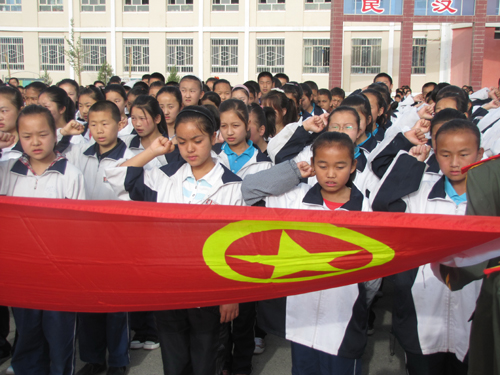 和碩一中舉行新團(tuán)員集體入團(tuán)暨十八歲成人宣誓儀式