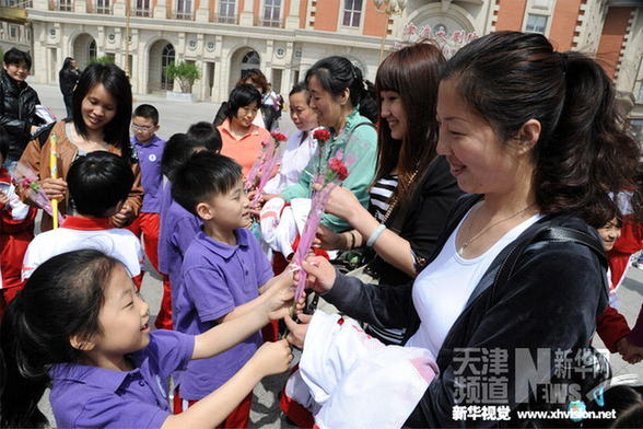 天津：低保、單親、外來(lái)務(wù)工子女圓夢(mèng)母親節(jié)
