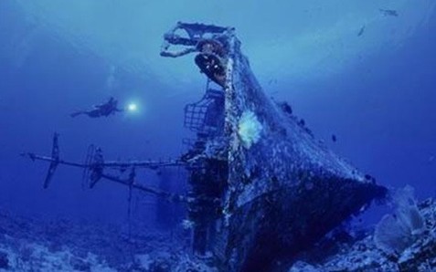 沉船遺骸 探秘不為人知的海底墳?zāi)?/></p>

<p>　　從古至今，很多出海的船沒(méi)能順利返航，他們?cè)庥隽撕ｋy并沉入海底，無(wú)數(shù)人為此喪命，大海成為了他們的水下墳?zāi)?。那些職業(yè)潛水員、潛水愛(ài)好者、搜尋寶藏的人以及水下考古學(xué)家為我們拍回了大量的沉船照片。這張照片是在紅海觸礁沉沒(méi)的英國(guó)SS Carnatic號(hào)底部的樣子。當(dāng)時(shí)，這艘船上的31名船員葬身大海。</p>
</p>
</div>
</div>

<div   class=