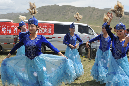 青河縣藝術(shù)團(tuán)赴牧區(qū)進(jìn)行公益演出