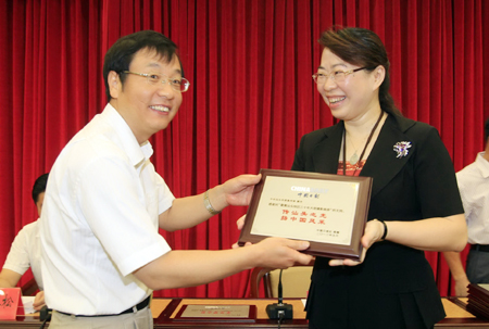 中英文《聚焦汕頭特區(qū)30周年》畫(huà)冊(cè)正式發(fā)行