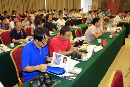 中英文《聚焦汕頭特區(qū)30周年》畫(huà)冊(cè)正式發(fā)行