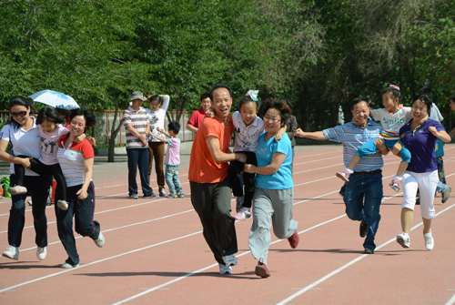 石河子大學(xué)舉辦親子運動會 教職工與孩子同慶六一