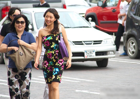 實(shí)拍蒙古國(guó)大街上出人意料的美女
