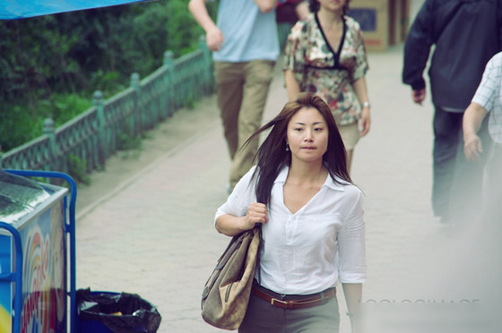 實(shí)拍蒙古國(guó)大街上出人意料的美女