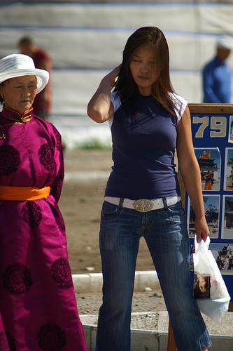 實(shí)拍蒙古國(guó)大街上出人意料的美女