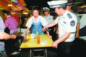 北京高考接考生車(chē)輛不限行 警用車(chē)位向家長(zhǎng)開(kāi)放