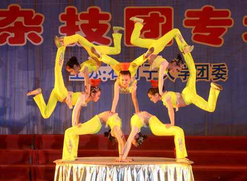 兵團(tuán)雜技團(tuán)來(lái)石大演出 為畢業(yè)生獻(xiàn)上厚禮
