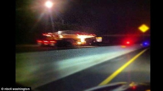 美高速公路現(xiàn)疑似UFO 被空軍運走